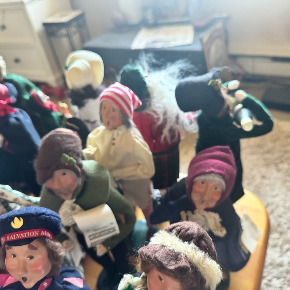 Festive Caroler Figurines Set